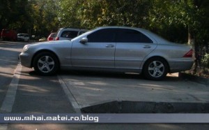 Parcarea blocului şi Mercedes S-Class