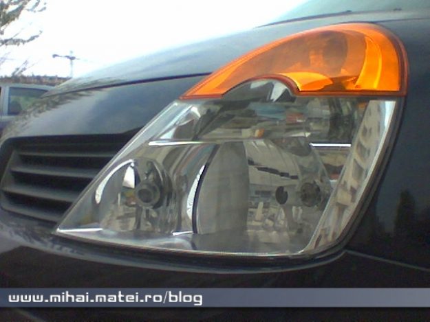 Becul luminează în lateral la viraj